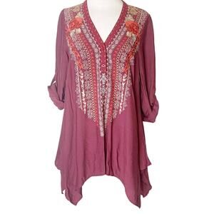 Andree by Unit embroidered floral tunic top shark bite hem blouse sz S